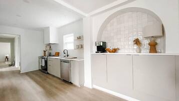 Een koelkast, een magnetron, een oven, een kookplaat