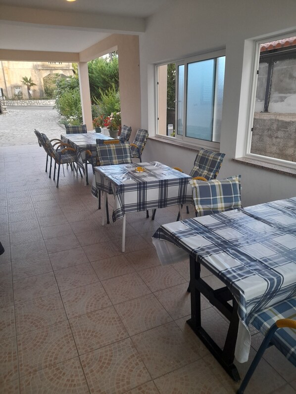 Outdoor dining - Apartment in Lopar with Seaview, Terrace, Air condition, WIFI (3719-1) (Lopar)