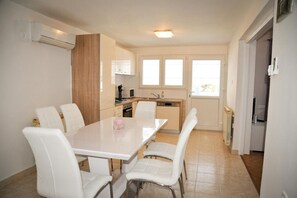 Dining - Apartment in Lopar with Seaview, Terrace, Air condition, WIFI (3719-1) (Lopar)