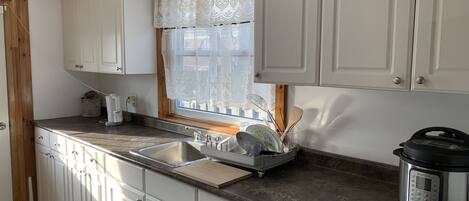 Micro-ondes, four, plaque de cuisson, tables à manger