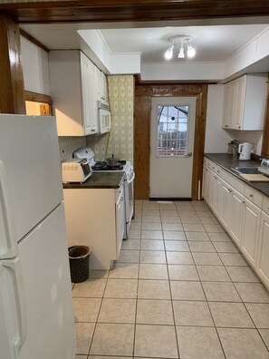 Four Ă micro-ondes, un four, surface de cuisson, table de salle Ă manger