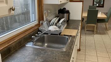 Micro-ondes, four, plaque de cuisson, tables à manger