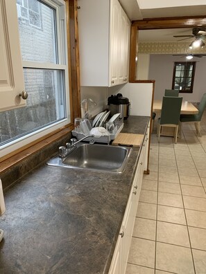 Four Ă micro-ondes, un four, surface de cuisson, table de salle Ă manger