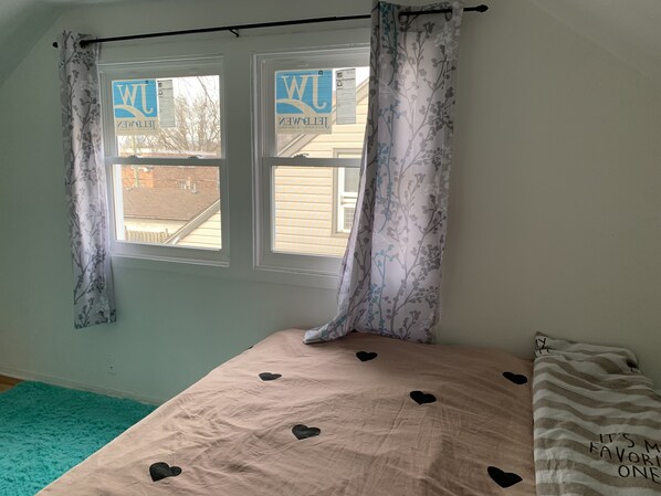 2 bedrooms, desk, WiFi