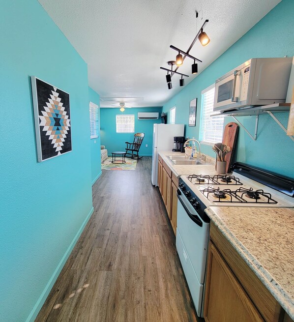 Kühlschrank, Mikrowelle, Ofen, Herdplatte