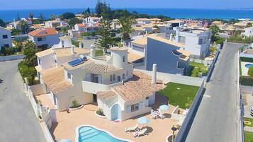 حمّام سباحة مُدفَّأ