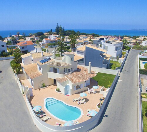 Villa with heatable pool, gym and BBQ