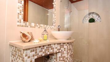 Shower, hair dryer, towels