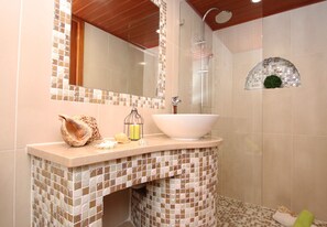 Shower, hair dryer, towels - Villa with heatable pool, gym and BBQ (Albufeira)