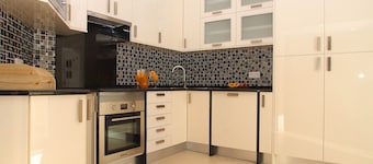 BEAUTIFUL VILLA W/ FREE WIFI, HEATABLE POOL, GYM, GAMES ROOM
