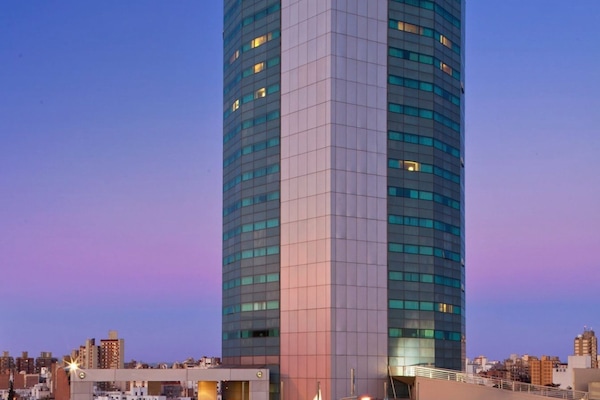 Façana frontal de l'allotjament (vespre/nit)