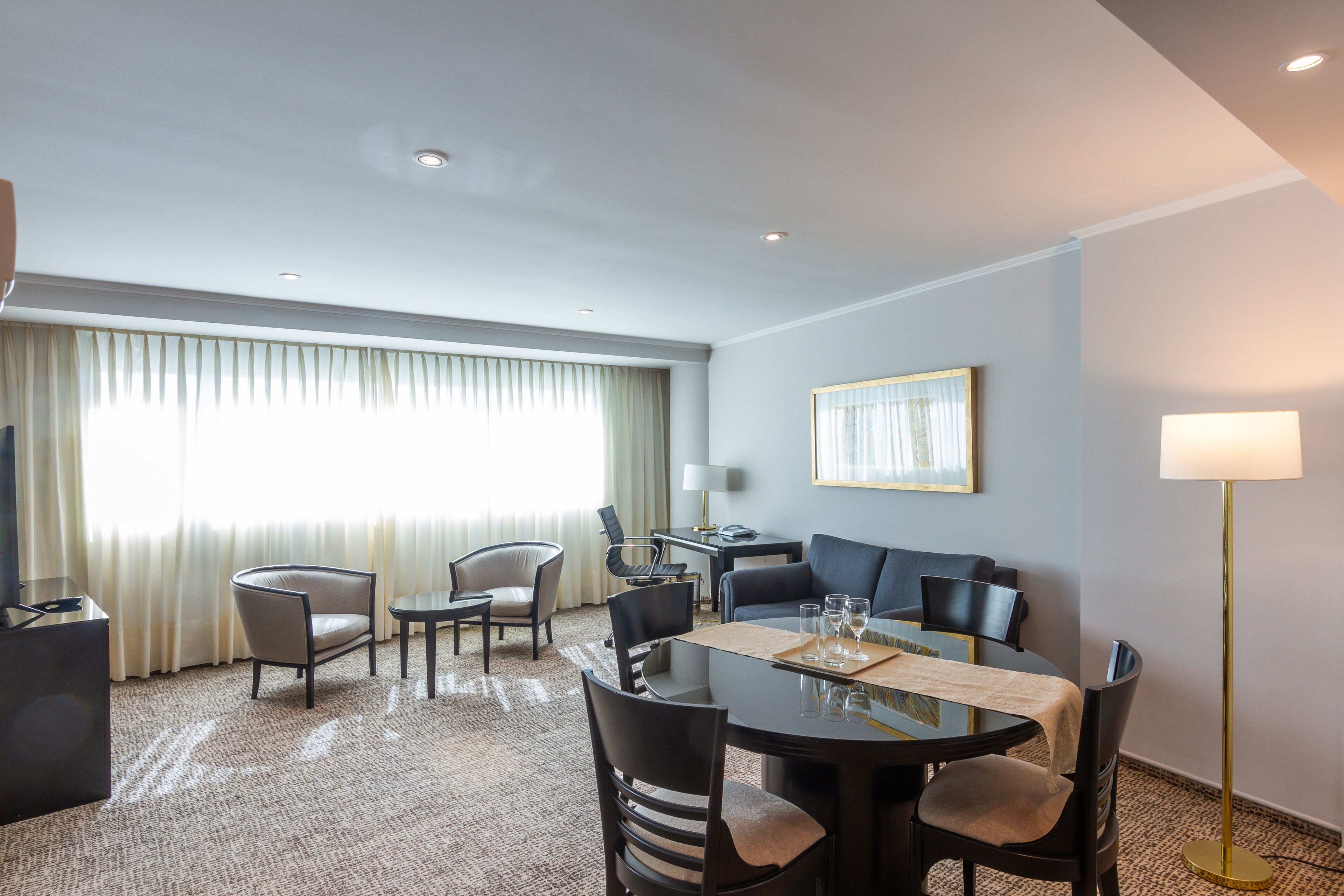 普通套房 | 迷你吧、房內夾萬、書桌、手提電腦工作空間