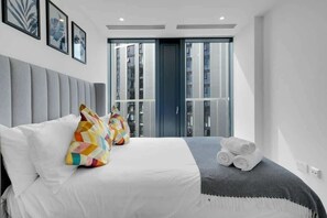 2 habitaciones, tabla de planchar con plancha, wifi y ropa de cama 