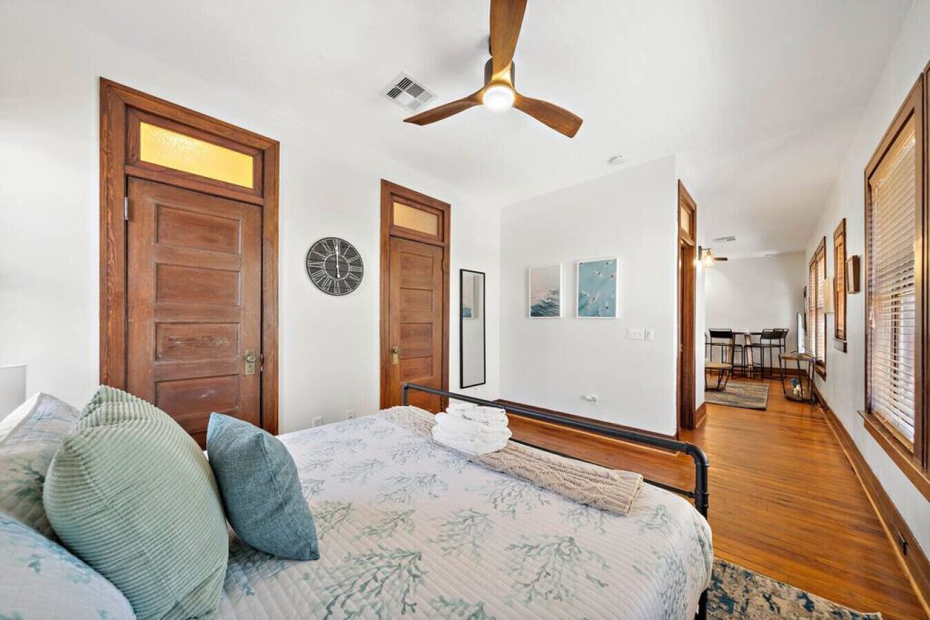 1 habitación, escritorio, tabla de planchar con plancha y cuna de viaje 