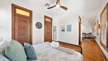 1 habitación, escritorio, tabla de planchar con plancha y cuna de viaje