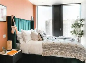 2 bedrooms, iron/ironing board, WiFi
