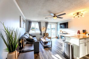 Smart TV, fireplace, books - Snowshoe Ski In/Out | Renovated 2BR Mountain Lodge Condo + Deck & W/D (Snowshoe)