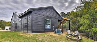 Graford Cabin w/ Rooftop Deck & Lake Views!
