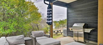 Graford Cabin w/ Rooftop Deck & Lake Views!