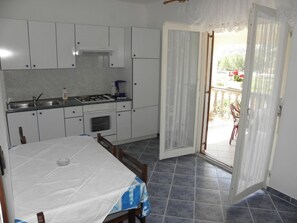 ثلاجة، ميكروويف، فرن، موقد طهي مسطح