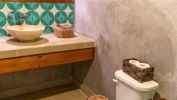 毛巾、肥皂、洗发水、卫生纸