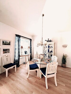 Dining - Florida Lifestyle in Fabulous Artistic Retreat Pool Home (Bonita Springs)