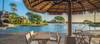 Oceanfront Retreat, 2 QUEEN beds, water views, walk-out access to pools/ocean