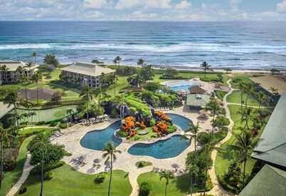 Oceanfront Retreat, 2 QUEEN beds, water views, walk-out access to pools/ocean