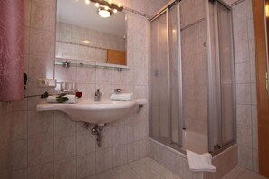 Shower, hair dryer, towels, soap - Bella Vista Apartments Apart 1 - 2 bedrooms with garden (4+2) (Nauders)
