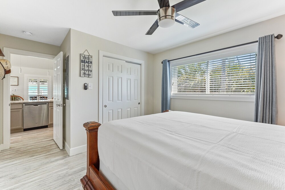 Near the beach with private hot tub, palapacovered deck & grill