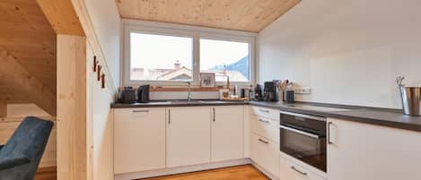 Kylskåp, ugn, spishäll och diskmaskin