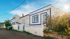 A white building with blue trim and a window with a blue frame. - Quiet and bright village house (Silves)