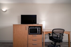 Escritorio, espacio para trabajar con laptop y cortinas blackout 