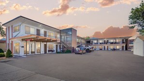 A modern hotel with a covered entrance, multiple floors, and a parking area. - Nevada Flats Hotel (Colorado Springs)