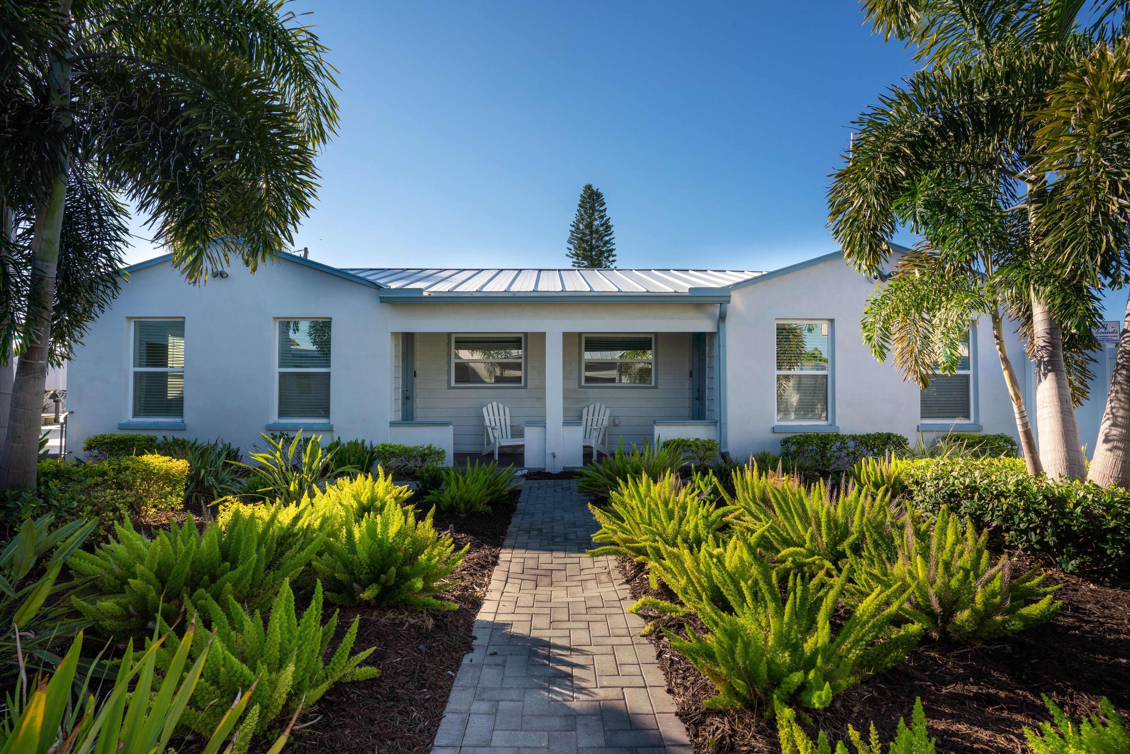 One bedroom suite steps to beach and Johns Pass. HEATED POOL. 