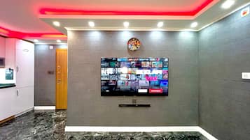 Egyptian cotton sheets, premium bedding, desk, free WiFi