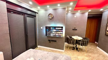 Studio | Egyptian cotton sheets, premium bedding, desk, free WiFi