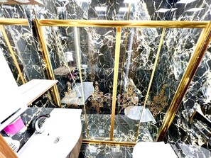 تجهيزات دش، دُش غزير، مستلزمات مجانية للعناية الشخصية، مجففات شعر