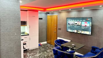 Egyptian cotton sheets, premium bedding, desk, free WiFi