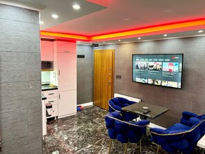 Egyptian cotton sheets, premium bedding, desk, free WiFi