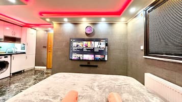 Egyptian cotton sheets, premium bedding, desk, free WiFi