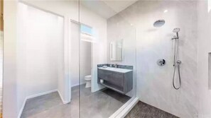 Combined shower/tub