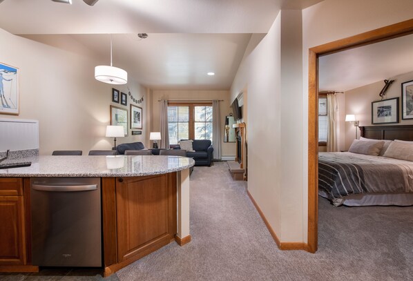 Tabla de planchar con plancha, wifi y ropa de cama