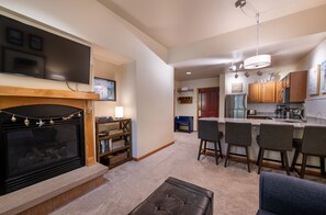 Televisión y chimenea