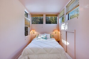 5 bedrooms, WiFi, bed sheets