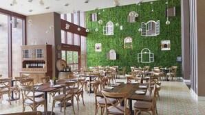 Um restaurante com parede verde, móveis de madeira e uma seleção de vinhos.
