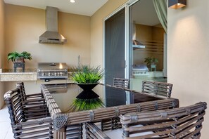 Outdoor dining - Near Disney/Entire Home/Free Parking/Wi-Fi/ BBQ Grill/Heated Shared Pool (Kissimmee)