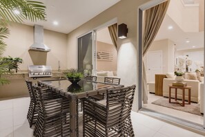 Dining - Gorgeous Townhouse, near Disney area, Free Parking Wi-Fi outdoor BBQ Grill (Kissimmee)