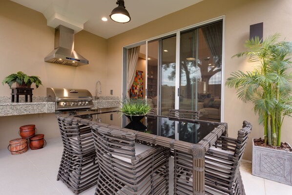 Outdoor dining - Upscale boutique Home near Disney fully furnished Free Parking & Wi-Fi (Kissimmee)