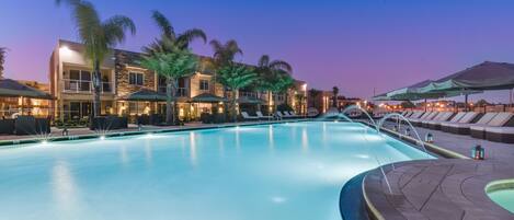 Una piscina al aire libre, una piscina climatizada